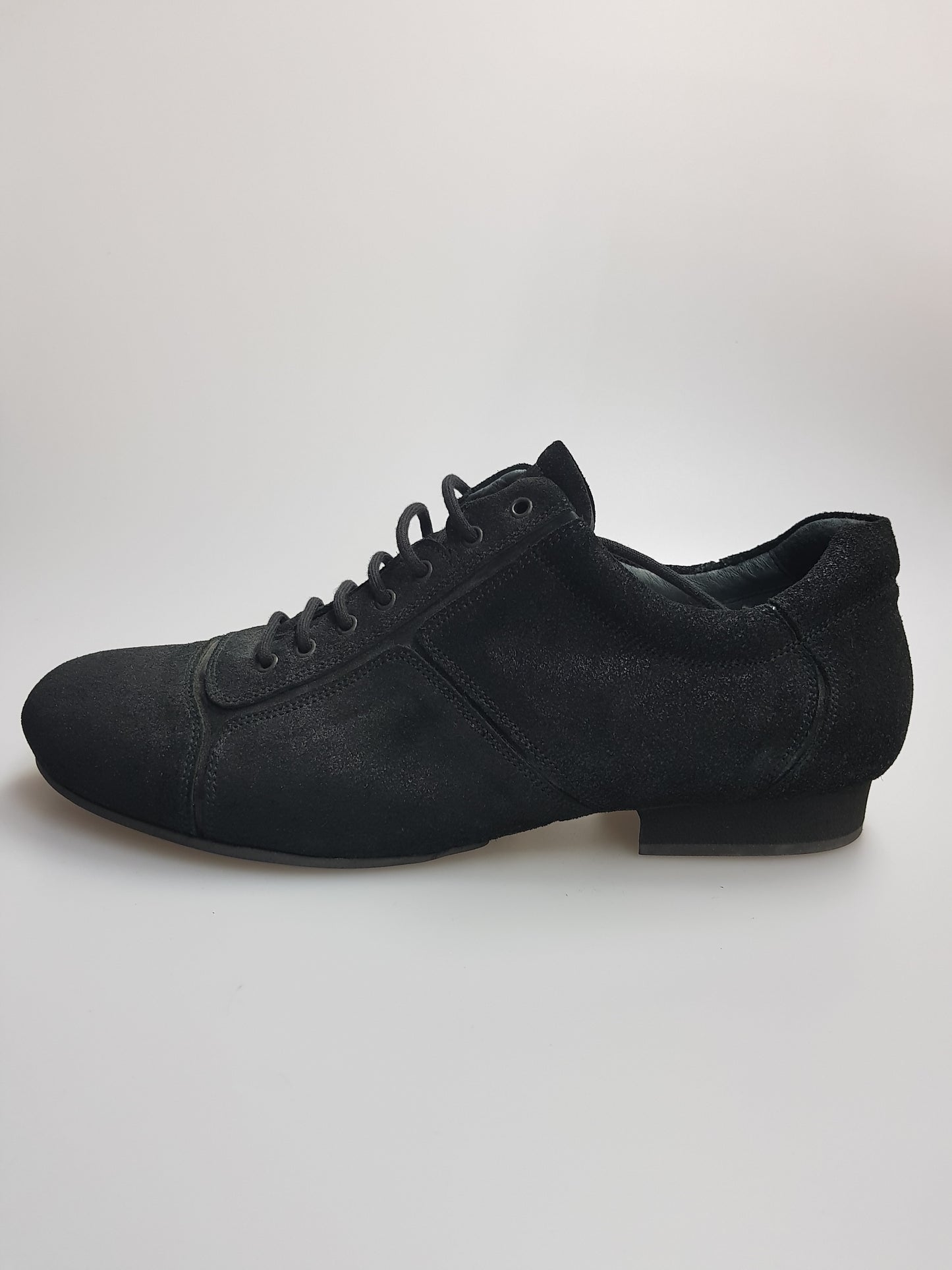 Scarpa Daniel Movida by WISH DANCE, sneaker in camoscio nero con inserti in vernice nera, dettagli eleganti e moderni