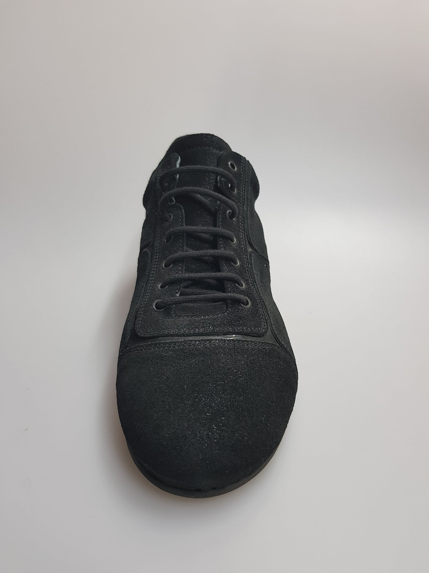Scarpa sneaker Daniel Movida Wish Dance in camoscio nero con inserti in vernice nera, stile moderno e dettagli eleganti.