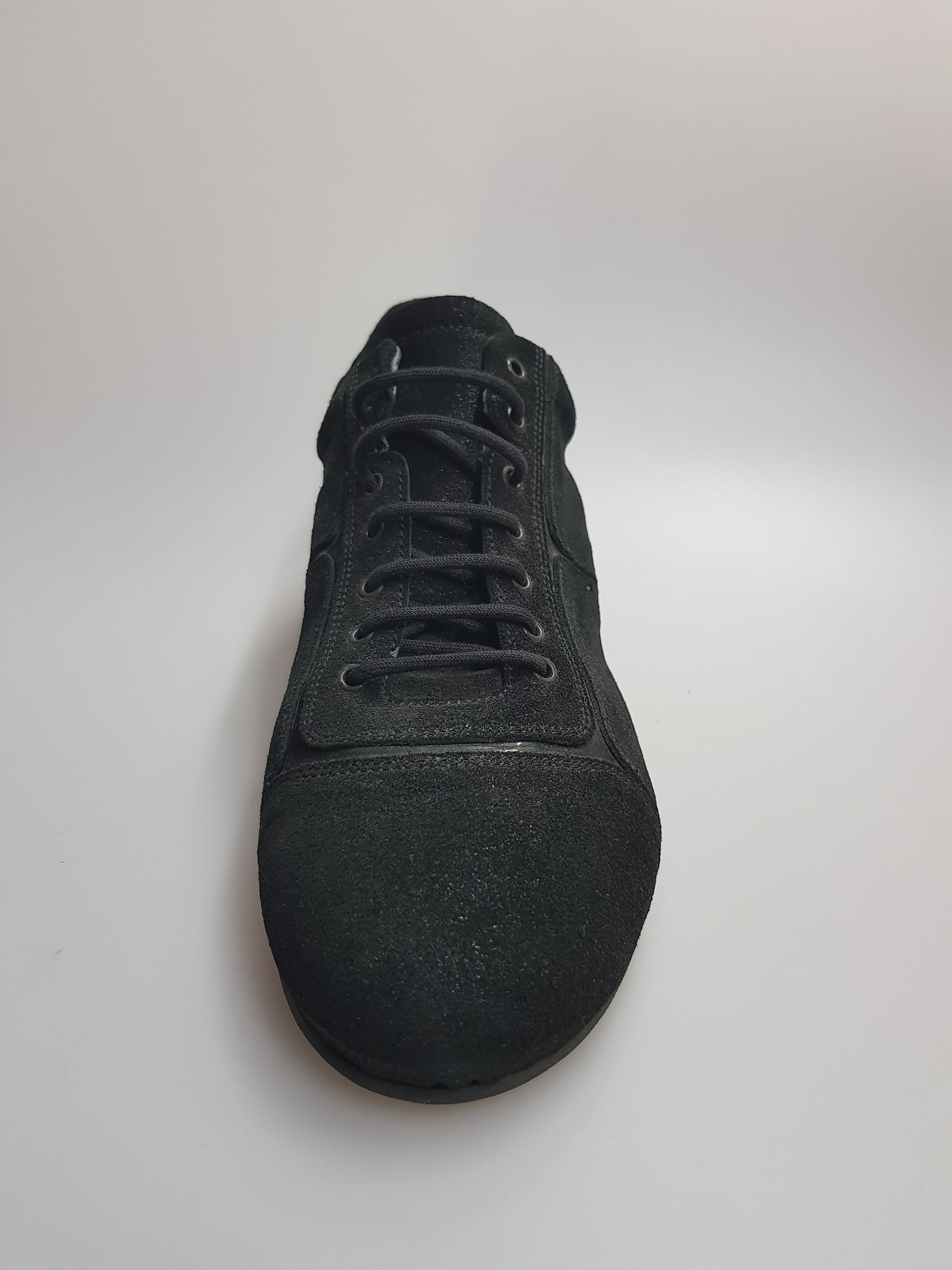 Scarpa sneaker Daniel Movida Wish Dance in camoscio nero con inserti in vernice nera, stile moderno e dettagli eleganti.