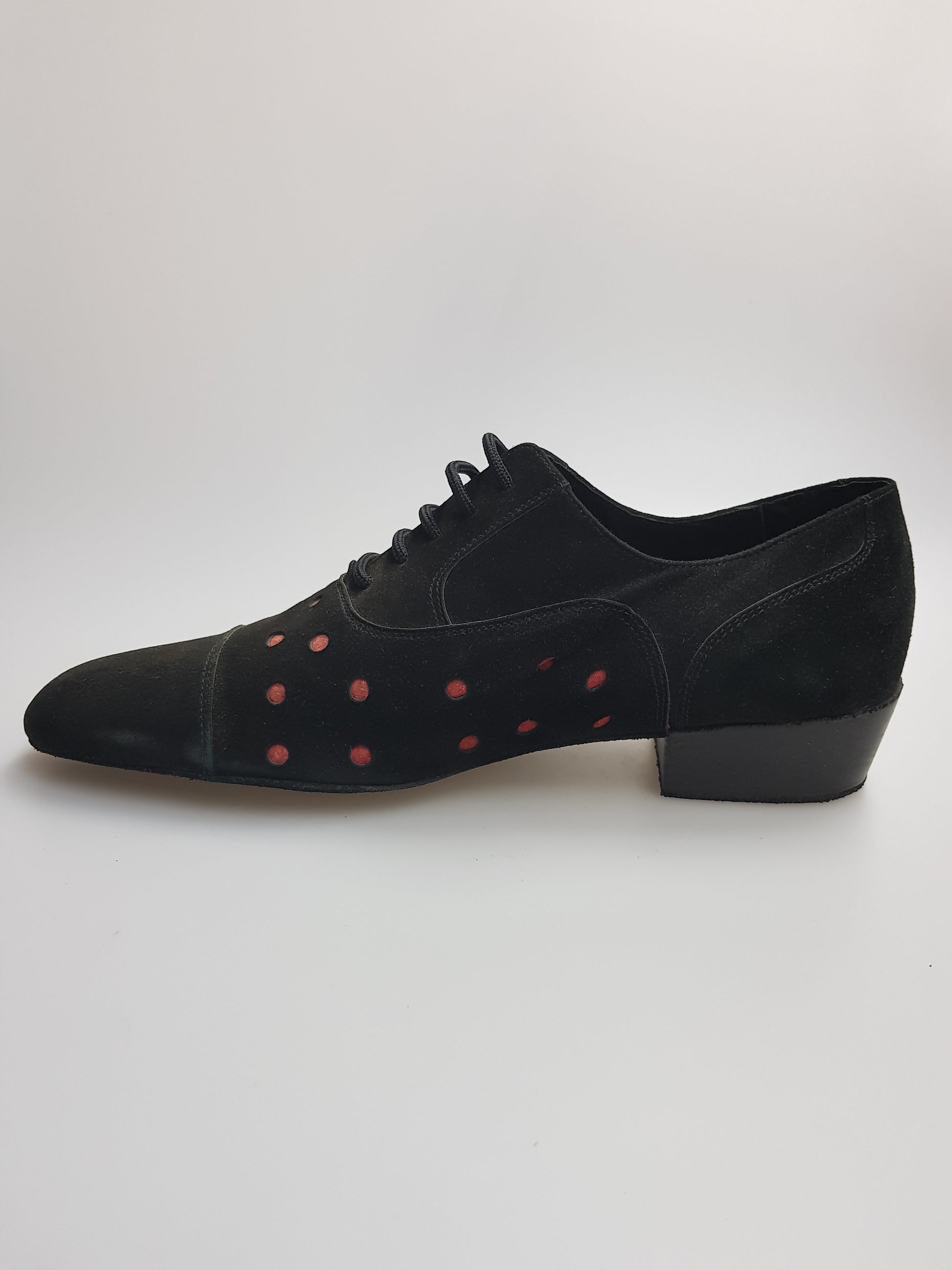 Scarpa da uomo Vasco in camoscio nero con pois rossi, elegante e versatile, marca Movida by WISH DANCE.