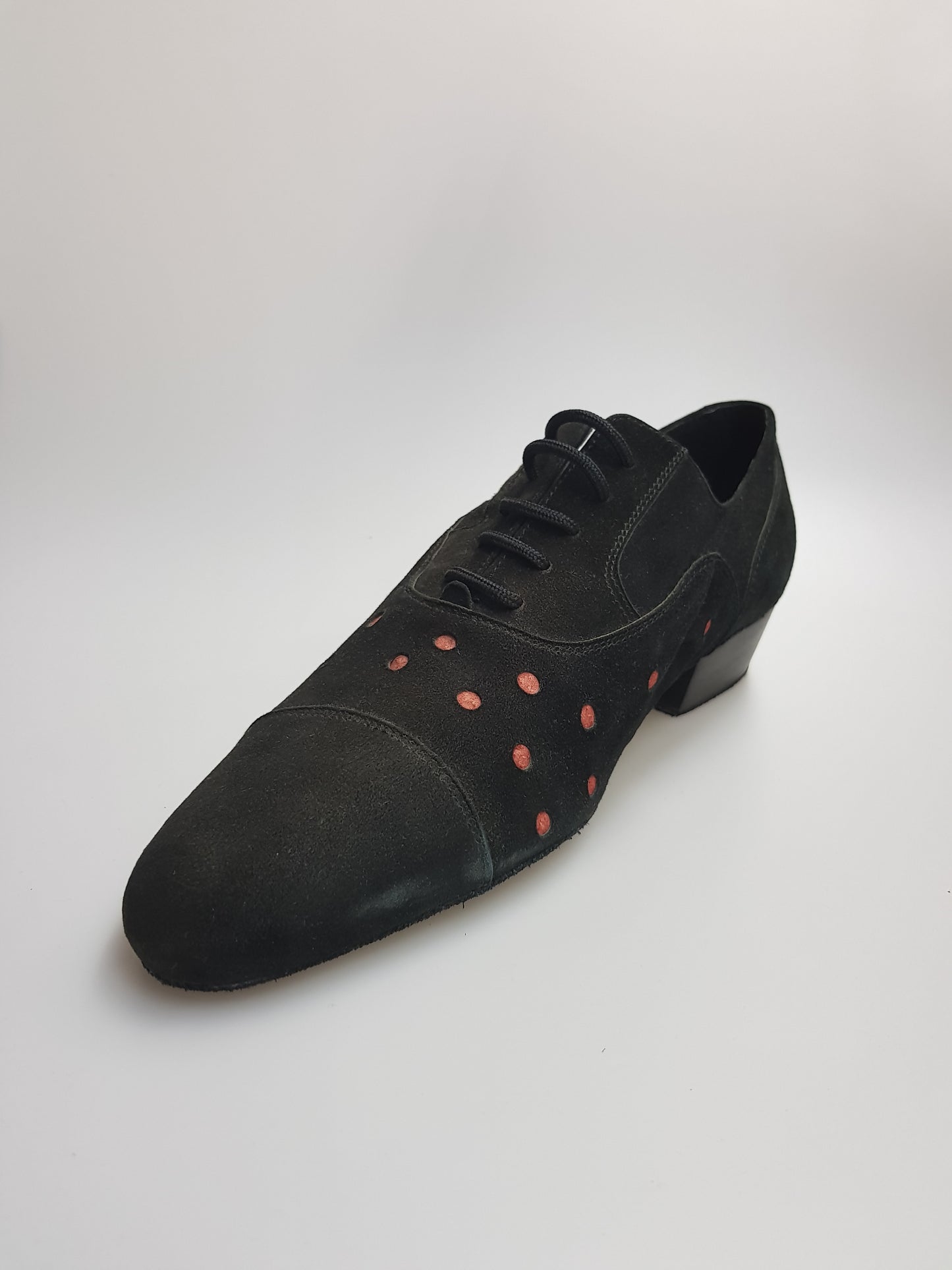 Scarpa da uomo Vasco Movida by WISH DANCE in camoscio nero con dettagli a pois rossi, elegante e alla moda.