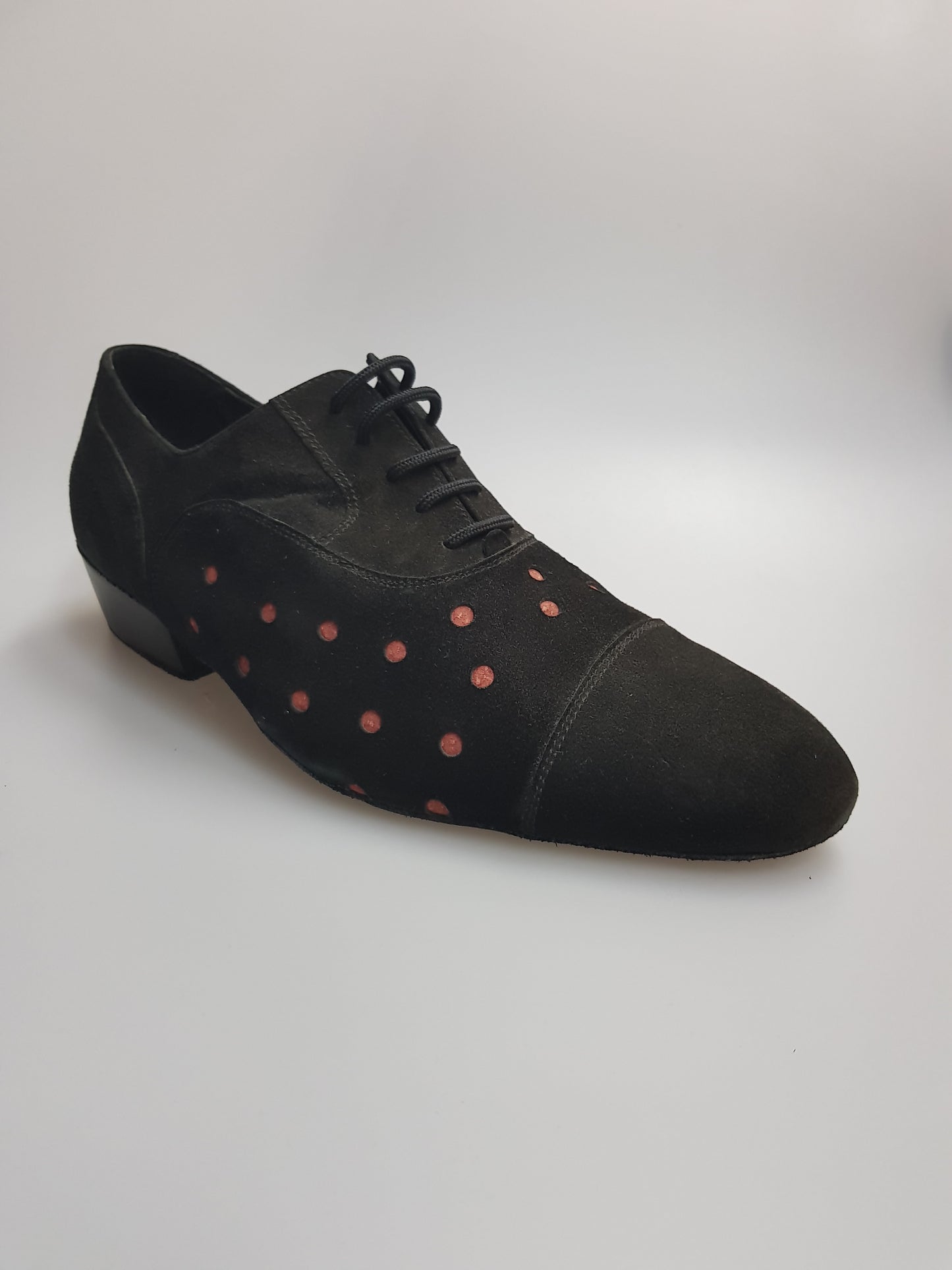 Scarpa da uomo Vasco Movida by WISH DANCE in camoscio nero con pois rossi, elegante e alla moda.