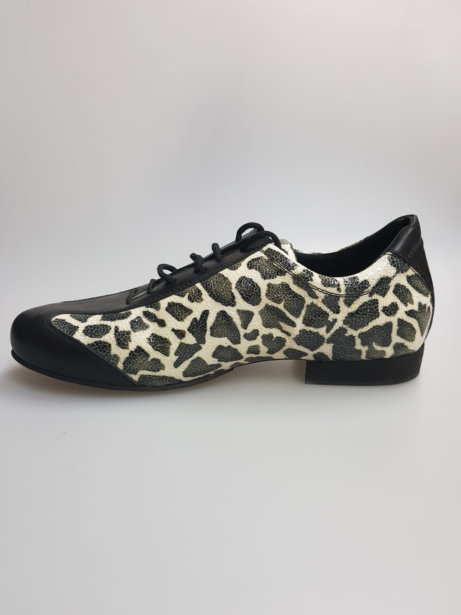 Scarpa da uomo Max di Movida WISH DANCE in pelle nera con dettagli in razza nera, vista frontale, elegante e moderna.