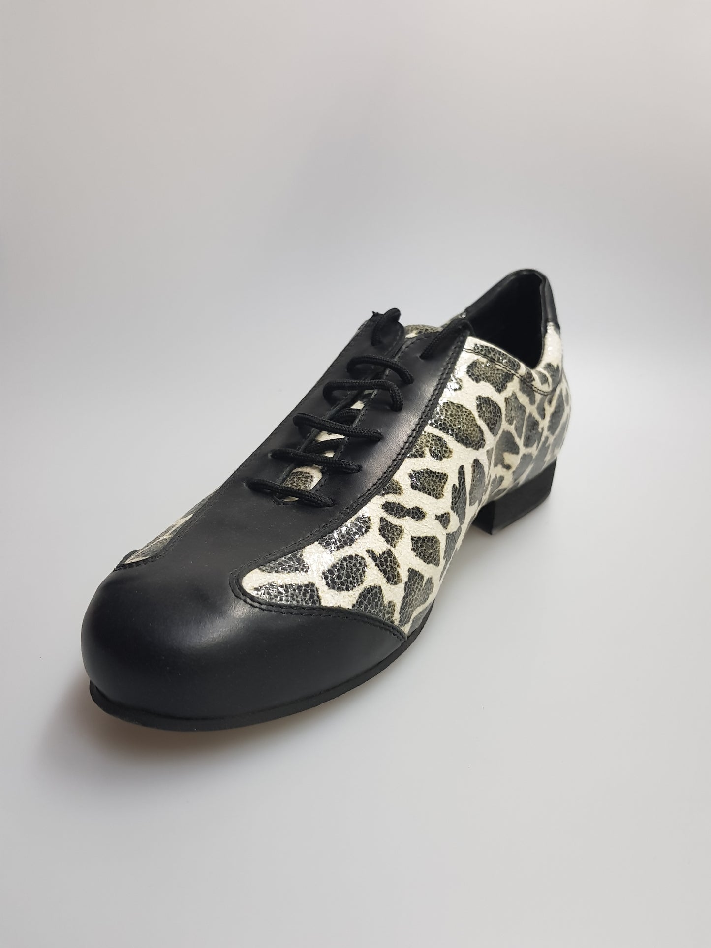 Scarpa da uomo Max Movida by WISH DANCE in pelle nera con dettagli eleganti, ideale per stile e comfort.