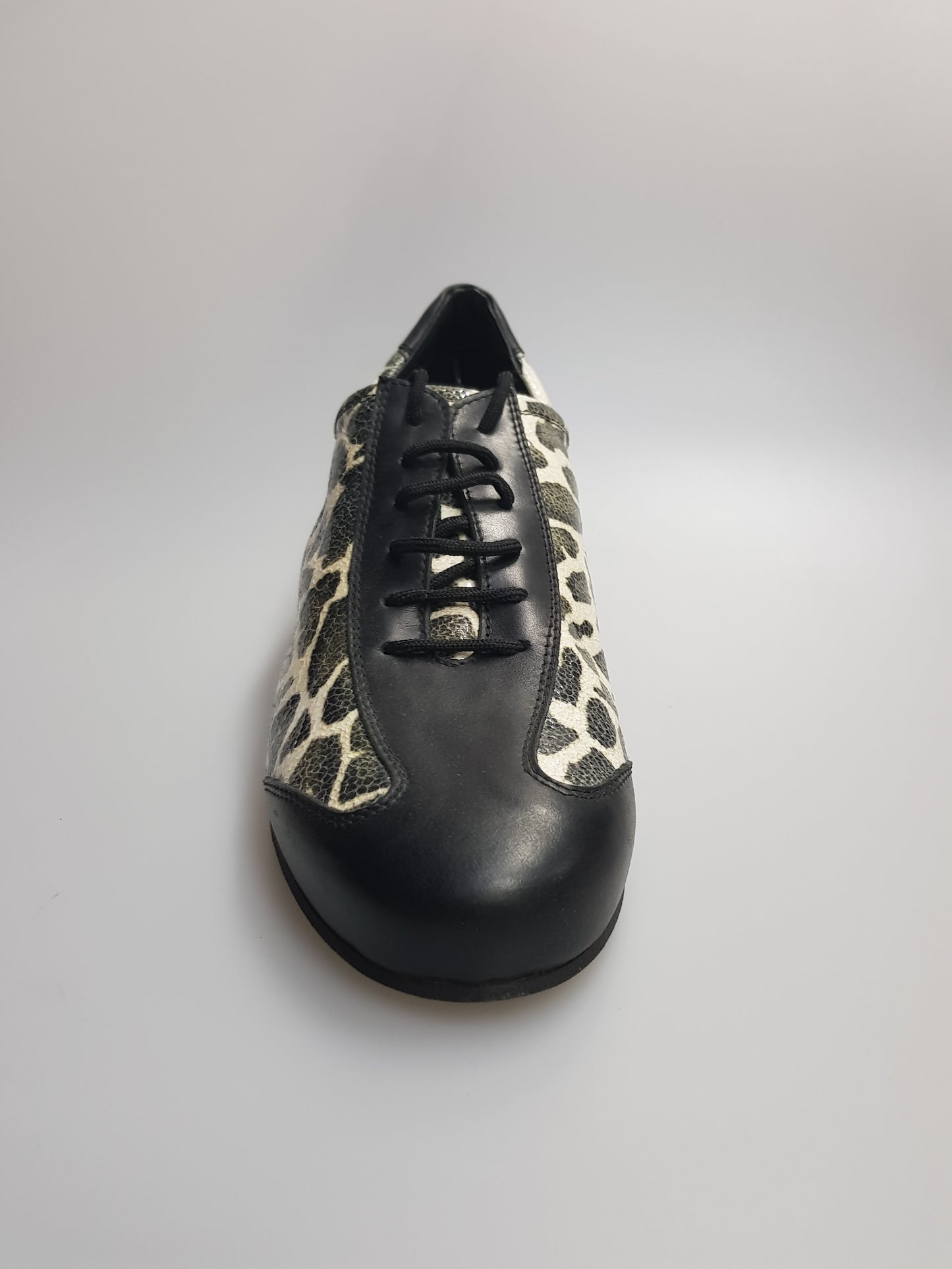 Scarpa da uomo in pelle nera Max Movida di WISH DANCE, elegante con dettagli raffinati, perfetta per look sofisticati.