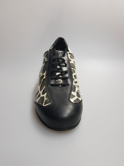 Scarpa da uomo in pelle nera Max Movida di WISH DANCE, elegante con dettagli raffinati, perfetta per look sofisticati.