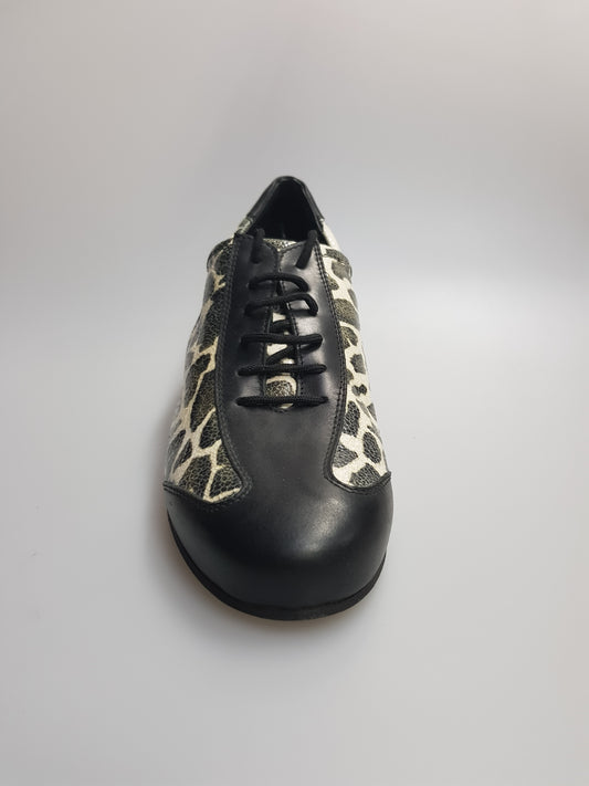 Scarpa da uomo in pelle nera Max Movida di WISH DANCE, elegante con dettagli raffinati, perfetta per look sofisticati.