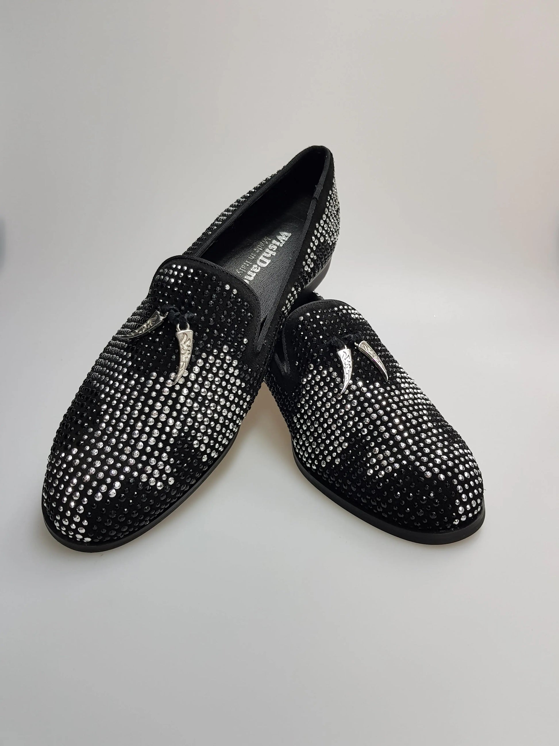 Mocassino da uomo Wishdance Lion Black Silver in camoscio nero, con miniborchie nere e argento e dettagli di zanne argento.