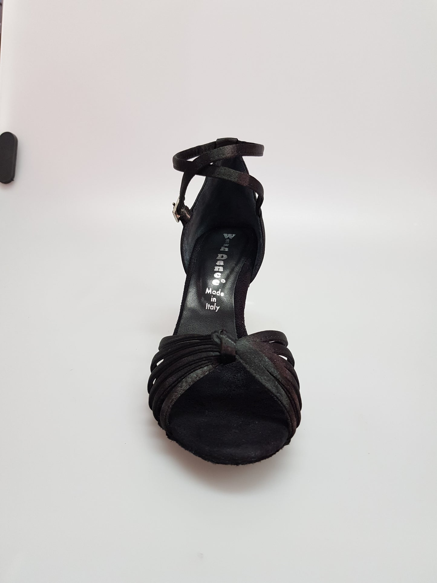 Scarpa da donna Patty QB in raso nero con fascette, cinturino doppio sulla caviglia e tacco basso a spillo largo.