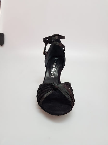 Scarpa da donna Patty QB in raso nero con fascette, cinturino doppio sulla caviglia e tacco basso a spillo largo.