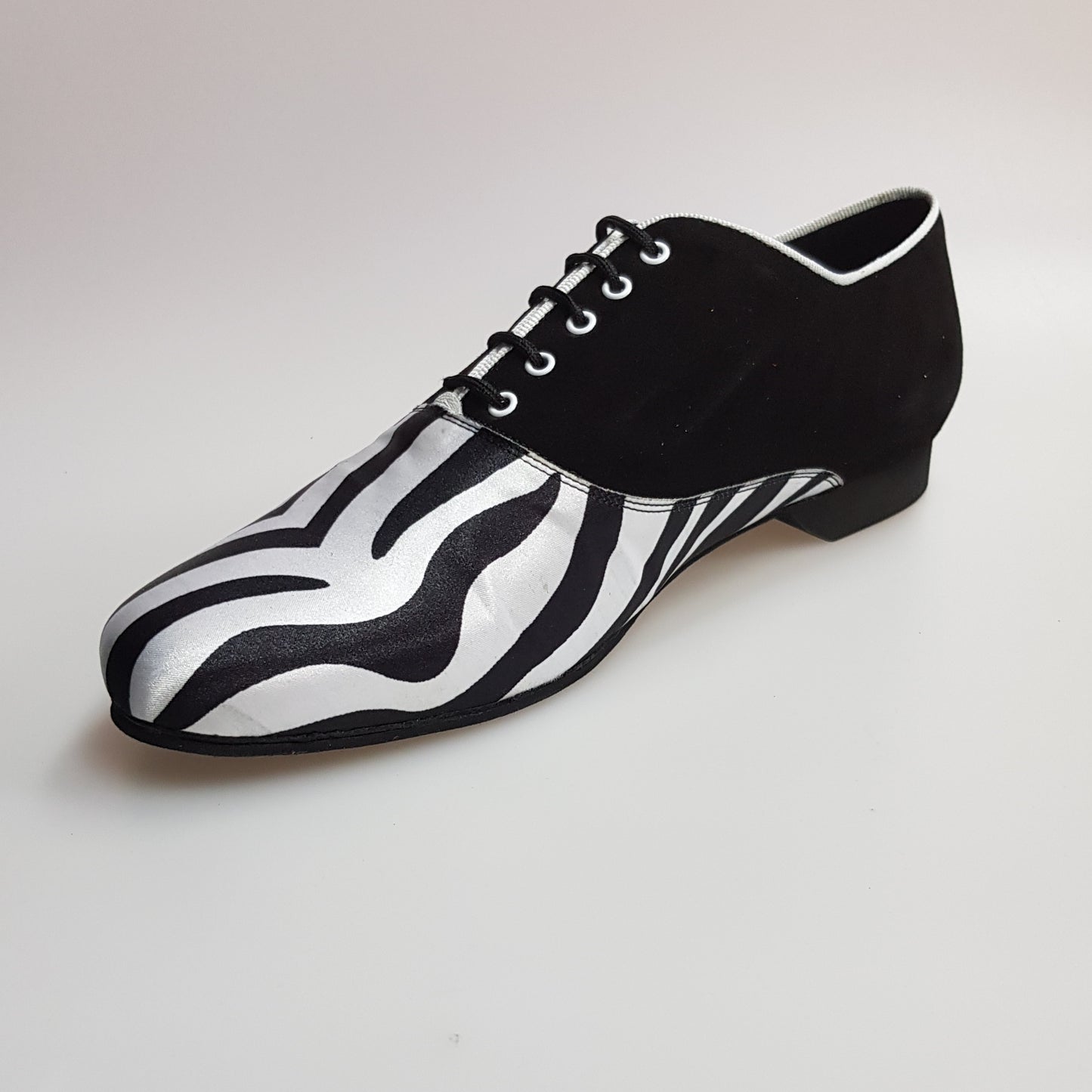Scarpa uomo Wish Dance Shop Esteban MS07 KIMA in camoscio nero e raso seta zebrato, chiusura stringata, forma tonda, ricamo bianco
