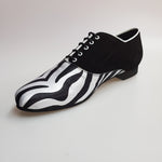 Carica immagine nella Galleria, Esteban (MS07) KIMA - Stringata da Uomo chiusura Mod. Oxford in Camoscio Nero e Raso seta Zebrato Ricamo Kima Bianco Forma Tonda
