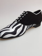 Load image into Gallery viewer, Esteban (MS07) KIMA - Stringata da Uomo chiusura Mod. Oxford in Camoscio Nero e Raso seta Zebrato Ricamo Kima Bianco Forma Tonda
