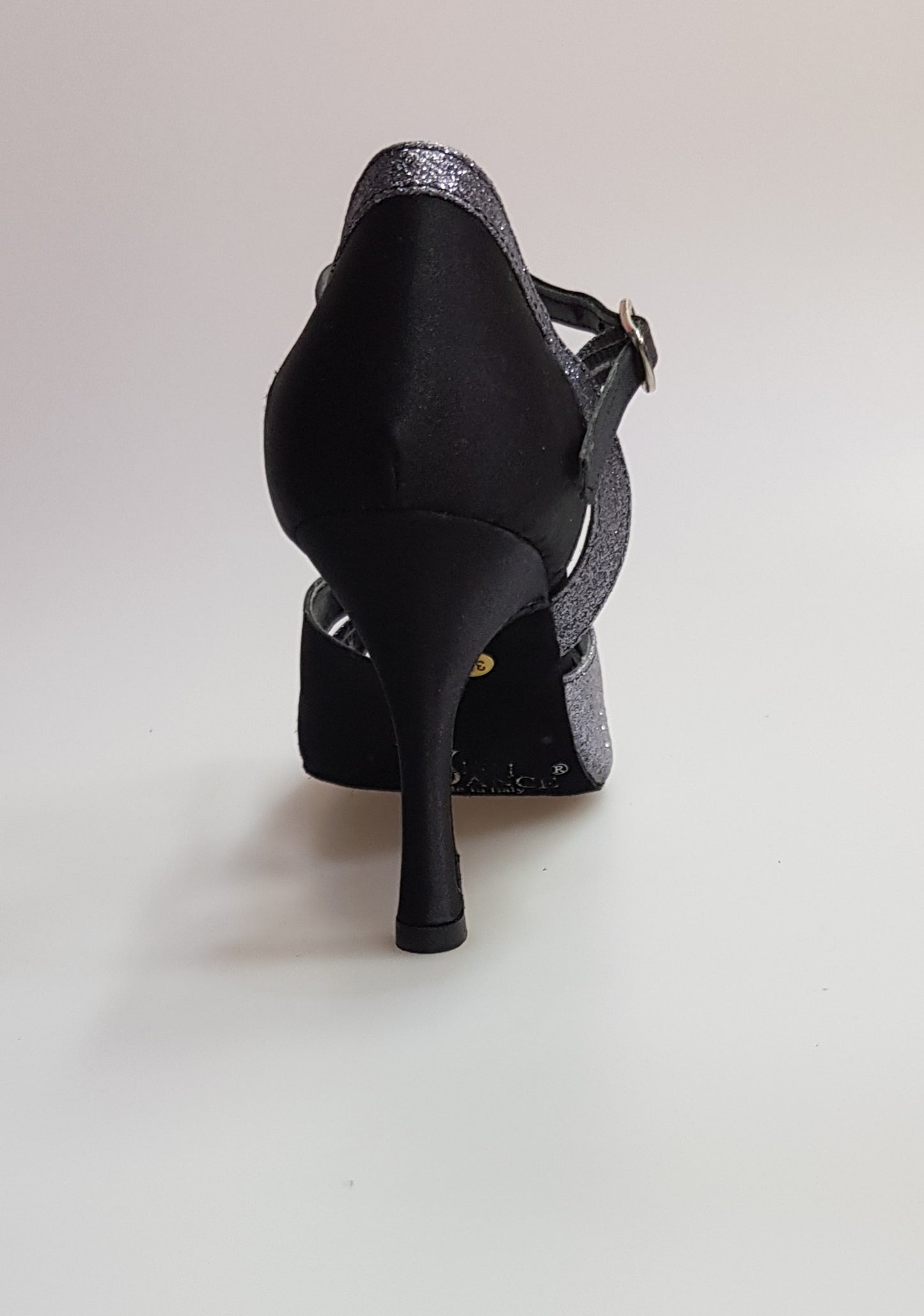 Scarpa da donna Wish Dance Shop in raso di seta nero con dettagli glitter grigio carbonio, ideale per danza e occasioni speciali.