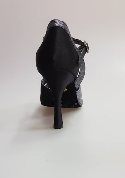 Scarpa da donna Wish Dance Shop in raso di seta nero con dettagli glitter grigio carbonio, ideale per danza e occasioni speciali.