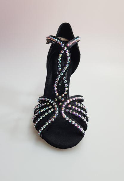 Scarpa da donna Infinity BI-Flex in raso di seta nero con Swarovski parziali avanti e suola extraflex per competizione.