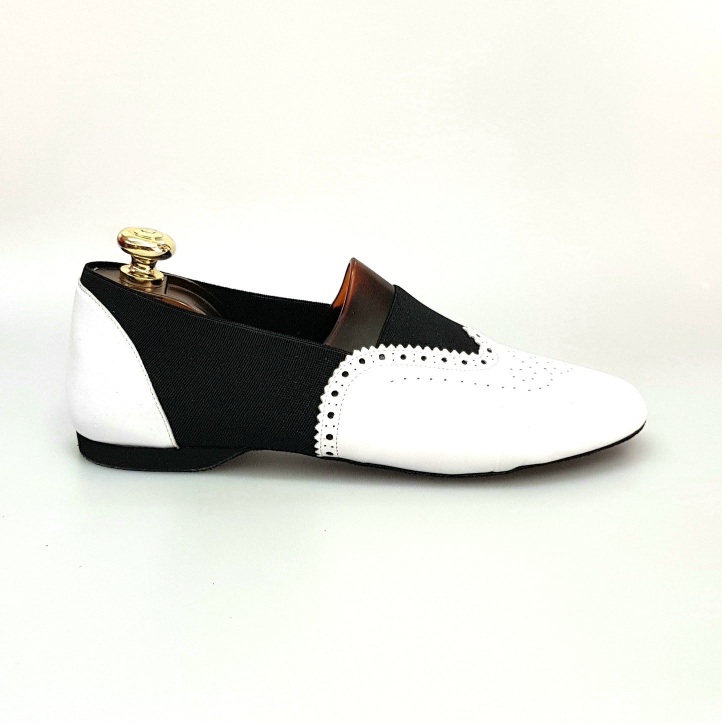 Scarpe da jazz Roly Jazz 06 in pelle bianca con elastico nero e suola divisa in resina di gomma, stile elegante e comodo.