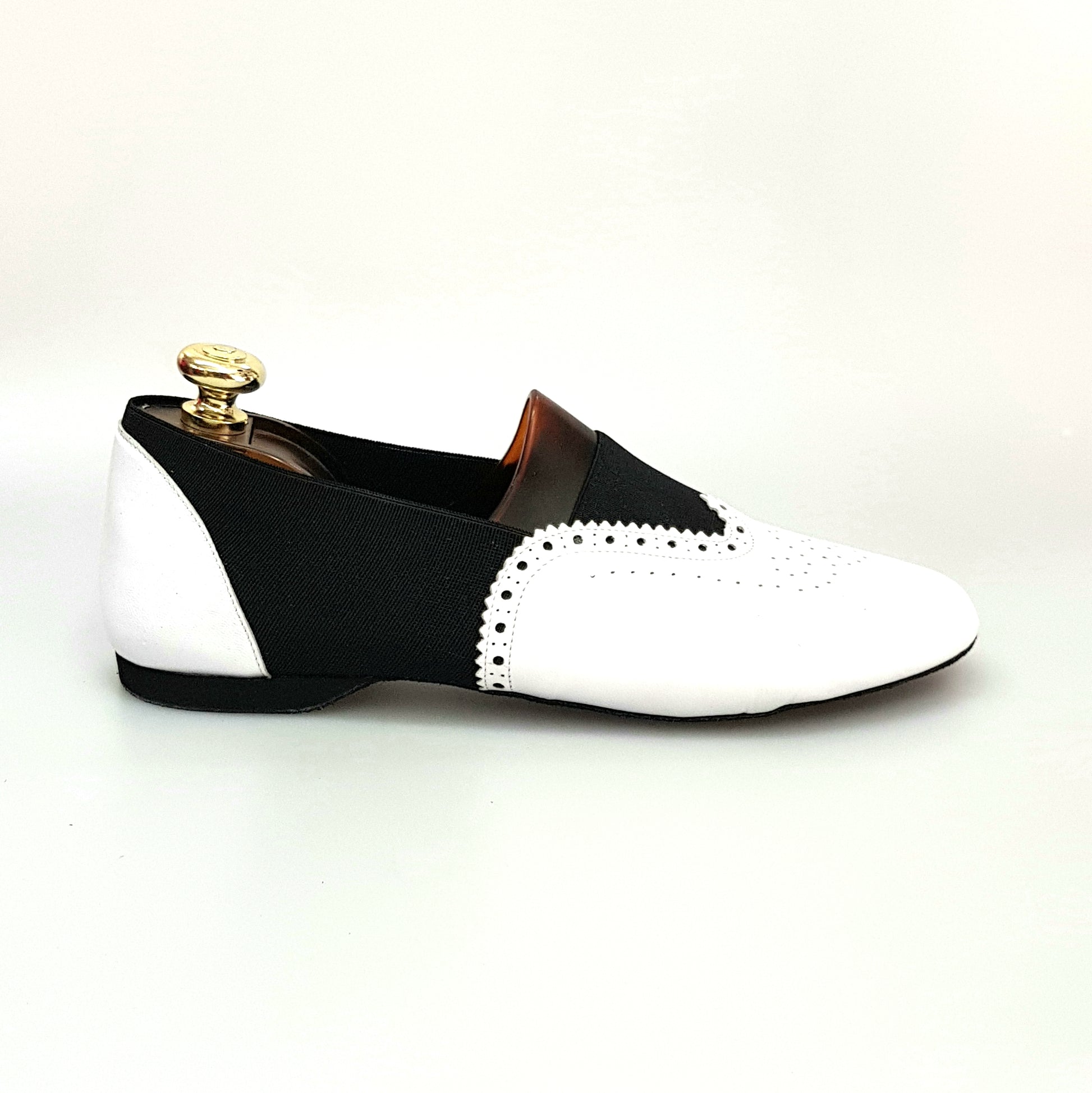 Scarpe da jazz Roly Jazz 06 in pelle bianca con elastico nero e suola divisa in resina di gomma, stile elegante e comodo.