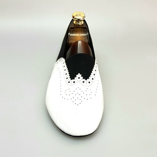 Scarpa Roly Jazz 06 in pelle bianca con elastico nero e suola divisa in resina di gomma, stile elegante e confortevole.