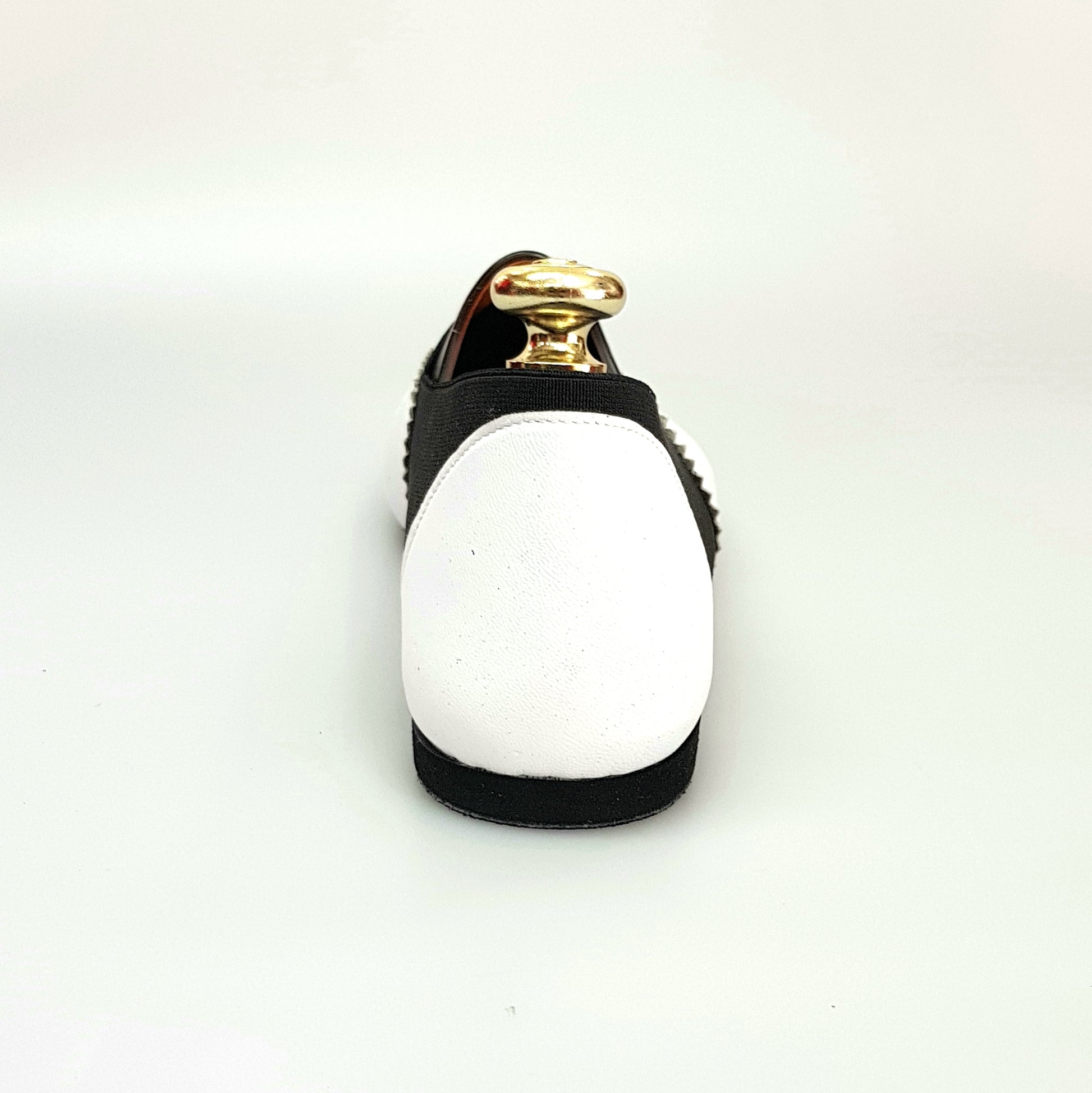 Scarpa Roly Jazz 06 in pelle bianca e elastico nero con suola in resina di gomma, stile elegante e comodo.
