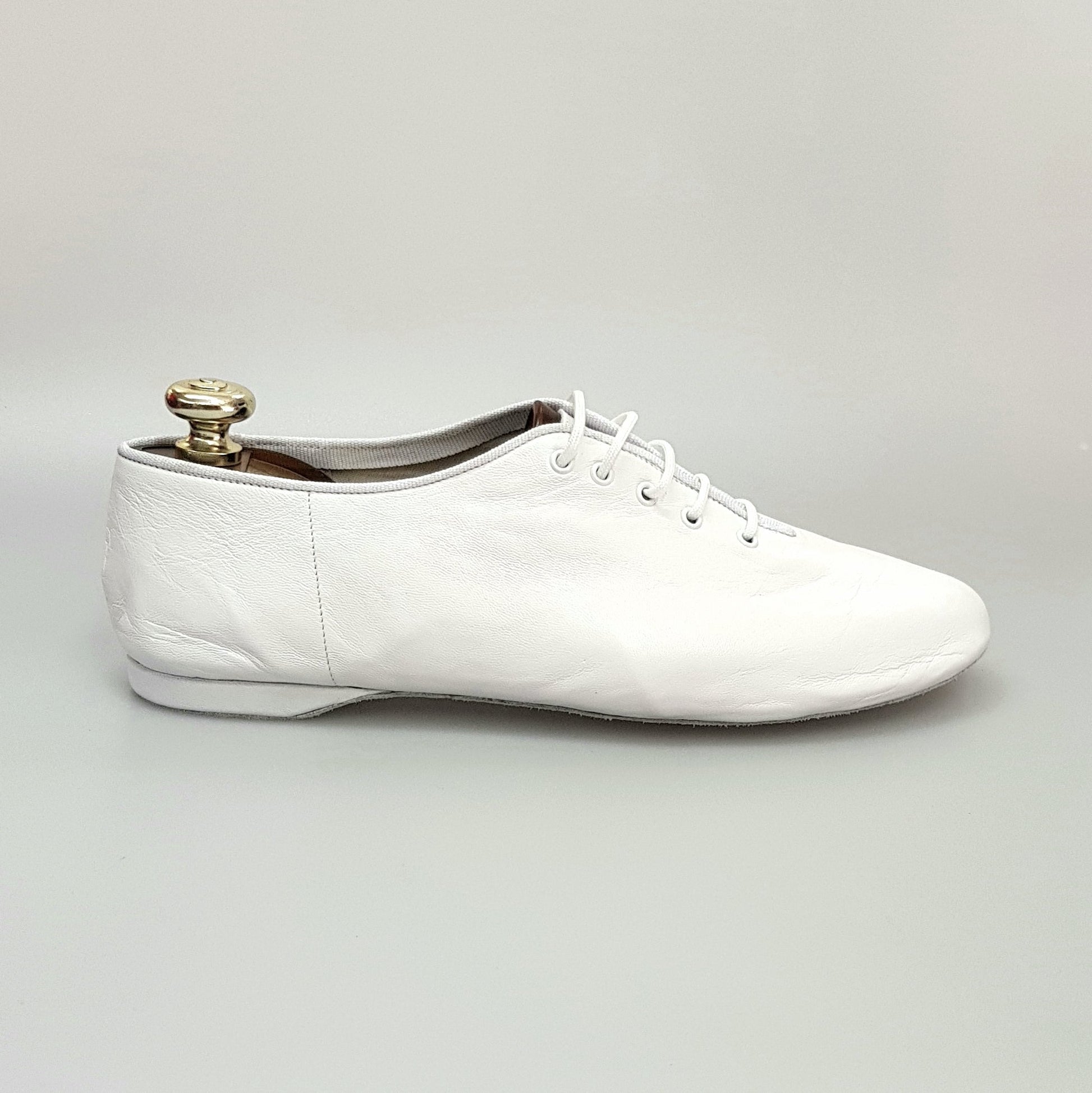 Scarpa jazz Cahetel White di Wish Dance Shop in pelle bianca, comoda e elegante, ideale per danza jazz.