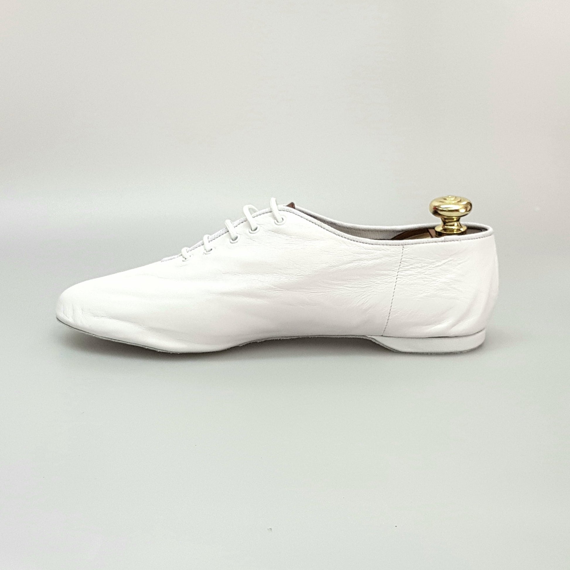 Scarpa jazz bianca Cahetel White (J04) in pelle con design comodo, ideale per danza, marca Wish Dance Shop.