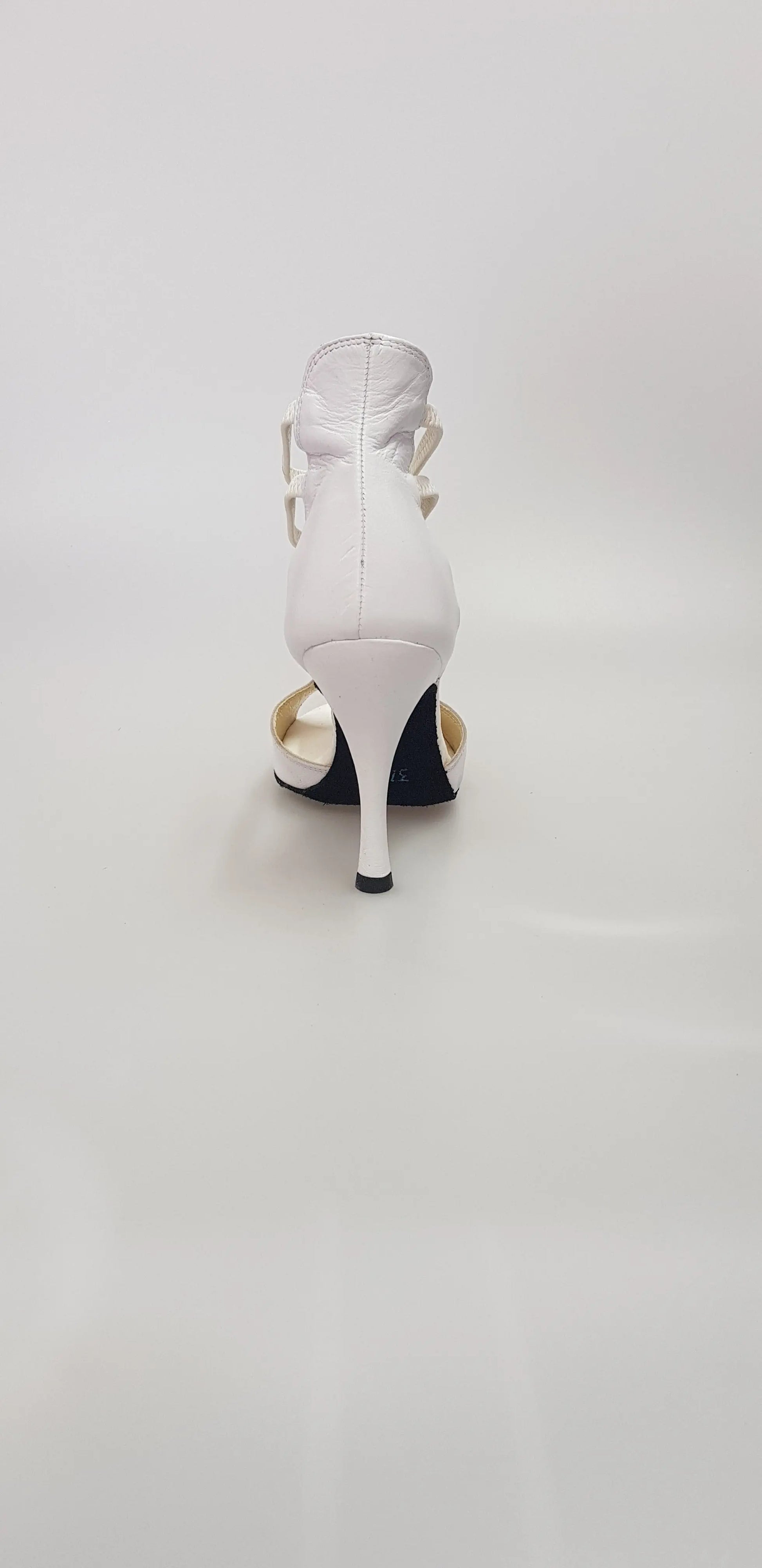 Sandalo donna Lilith (460) in pelle bianca, scarpa Wish Dance Shop, con cinturino e suola elegante visibile in immagine.