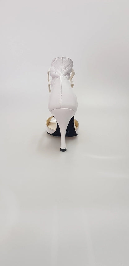 Sandalo donna Lilith (460) in pelle bianca, scarpa Wish Dance Shop, con cinturino e suola elegante visibile in immagine.