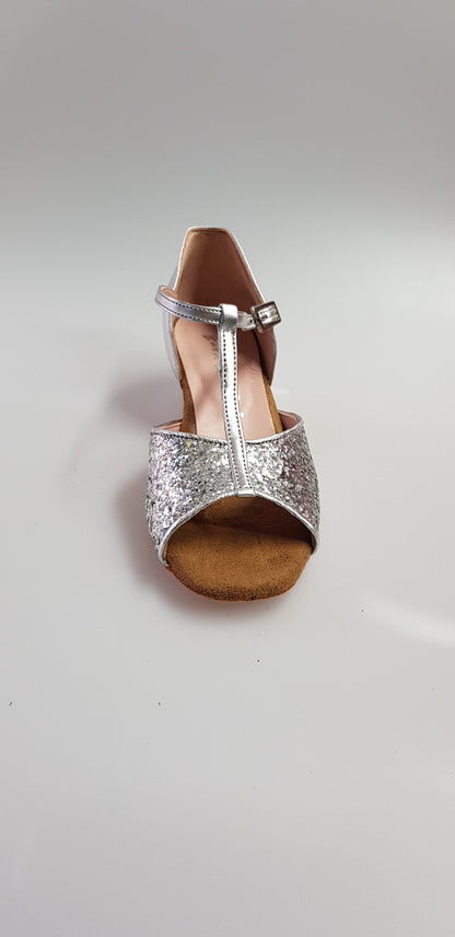 Scarpa da bambina Wishdance Linda in glitter argento con tacco e tallone in pelle argento, design elegante e brillante.