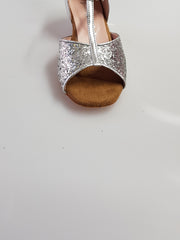 Load image into Gallery viewer, Linda - Girl&#39;s Basic Shoe in Silver Glitter with Heel and Heel in Silver Leather
