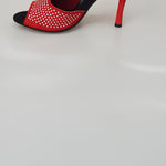 Carica immagine nella Galleria, Sandalo donna Hera (460) in camoscio rosso con borchie a specchio e tacco a spillo, dettaglio elegante e alla moda.
