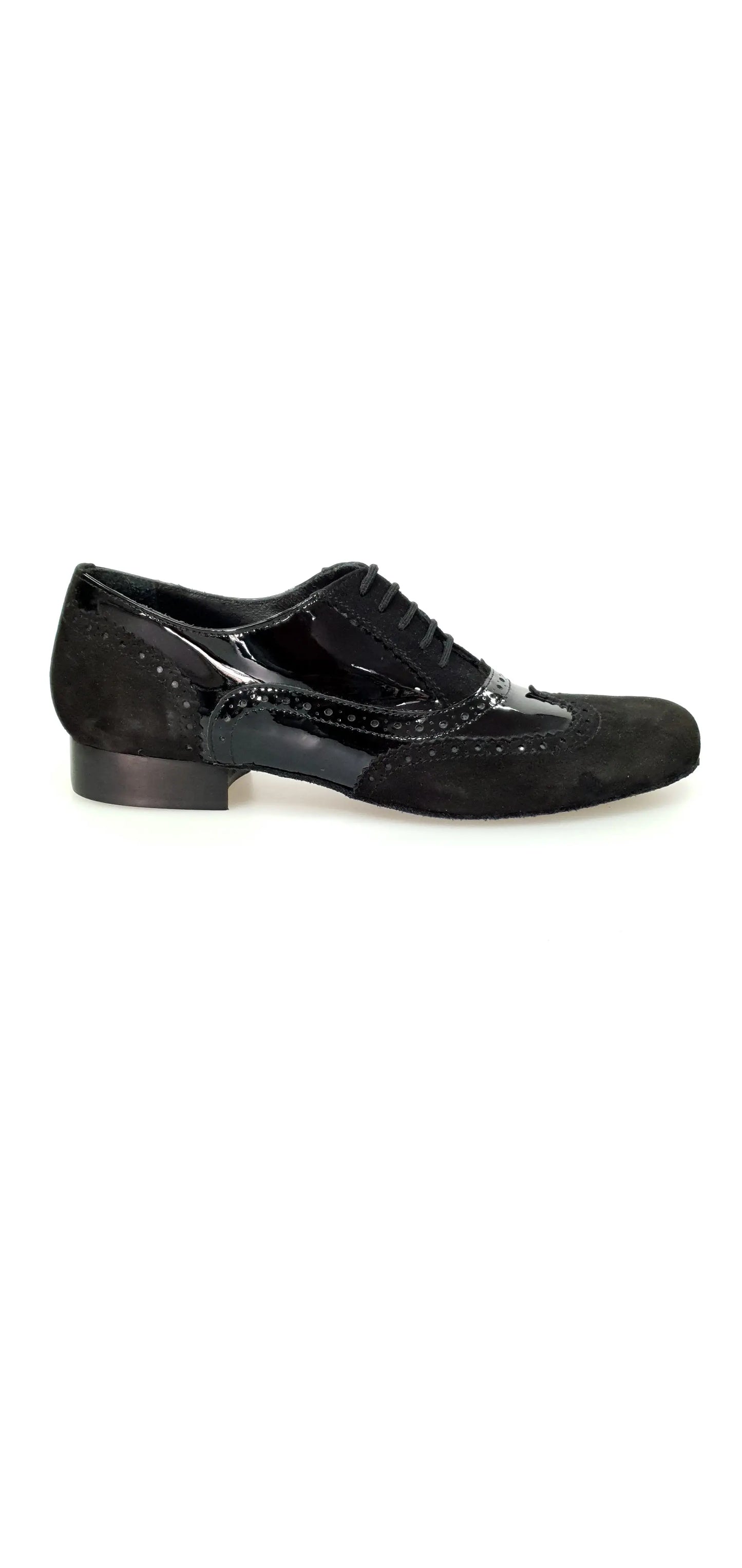 Scarpa stringata Oxford Brogue ADONE MS14 in camoscio e vernice nera, forma tonda, dettaglio coda di rondine, stile elegante.