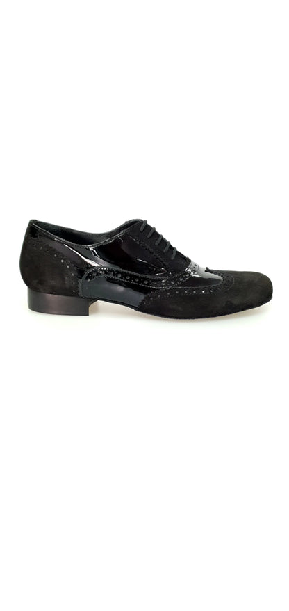 Scarpa stringata Oxford Brogue ADONE MS14 in camoscio e vernice nera, forma tonda, dettaglio coda di rondine, stile elegante.