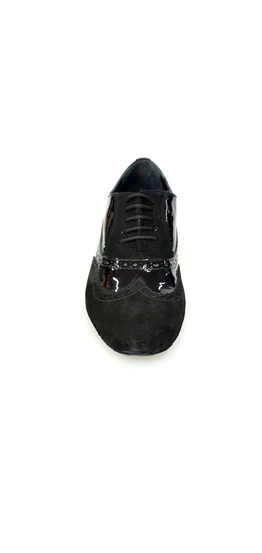 Scarpa stringata Oxford Brogue ADONE (MS14) in camoscio e vernice nera con forma tonda, dettaglio coda di rondine.