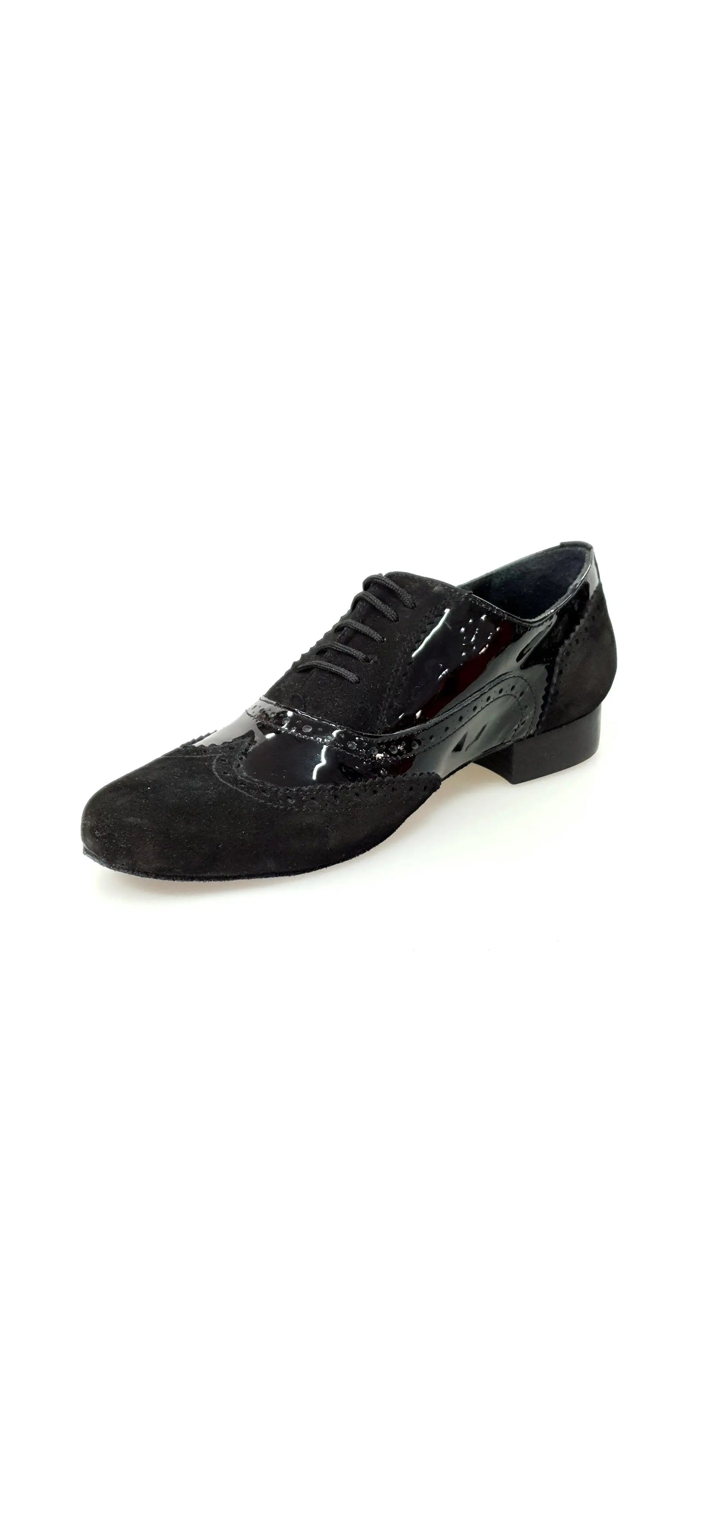 Scarpa stringata Oxford Brogue ADONE MS14 in camoscio e vernice nera, forma tonda, con dettaglio coda di rondine, in primo piano.