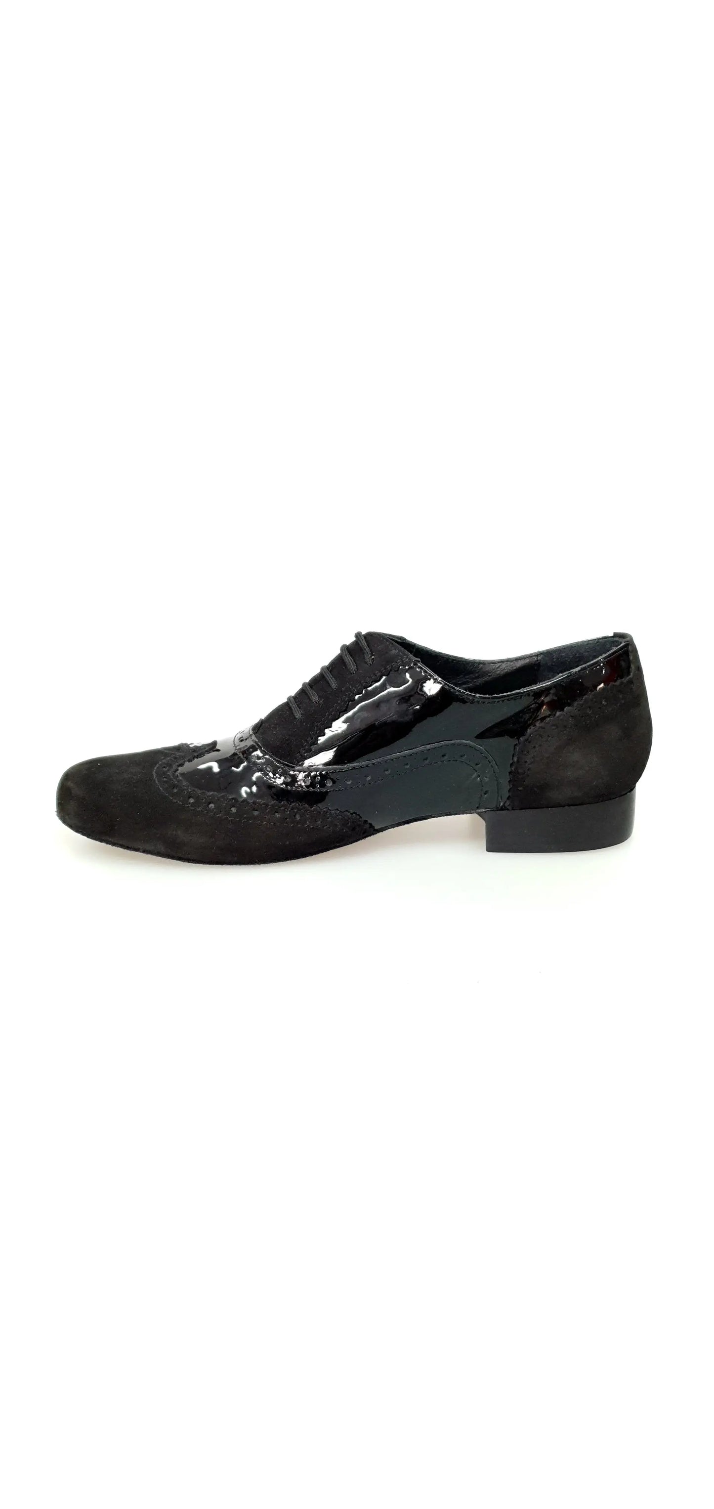 Scarpa Oxford Brogue Wish Dance Shop ADONE MS14 in camoscio e vernice nera, forma tonda, con stringhe e dettaglio coda di rondine