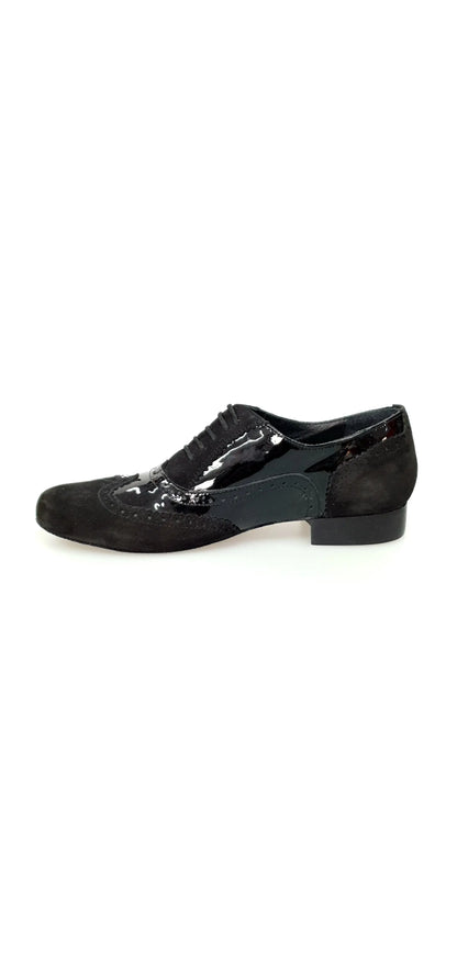 Scarpa Oxford Brogue Wish Dance Shop ADONE MS14 in camoscio e vernice nera, forma tonda, con stringhe e dettaglio coda di rondine