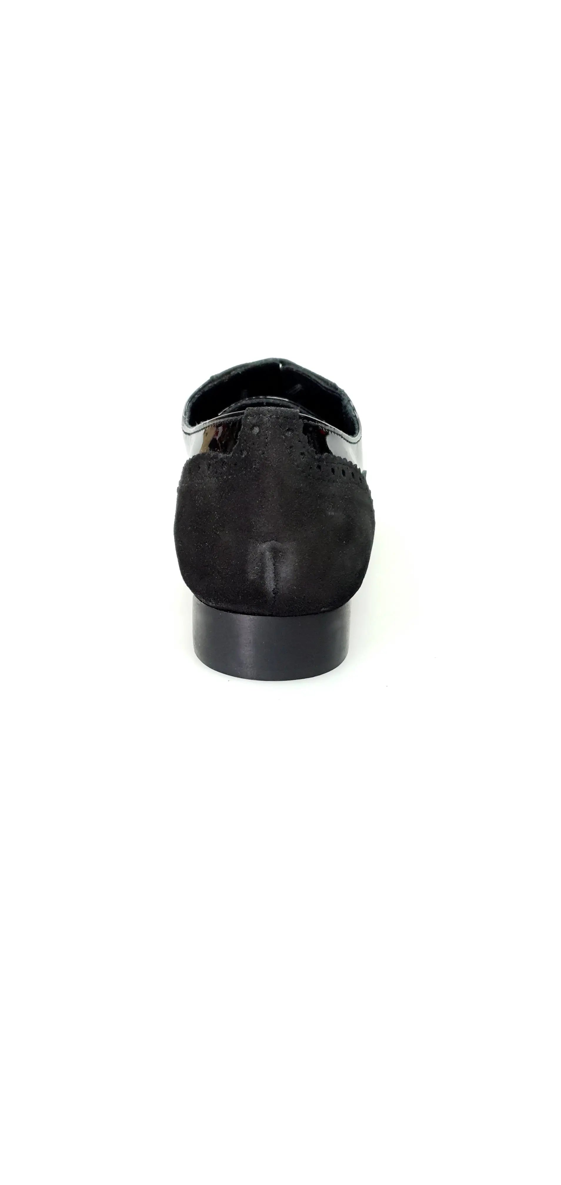 Scarpa Oxford Brogue Wish Dance Shop ADONE MS14 in camoscio e vernice nera, forma tonda, con stringata e dettaglio coda di rondine