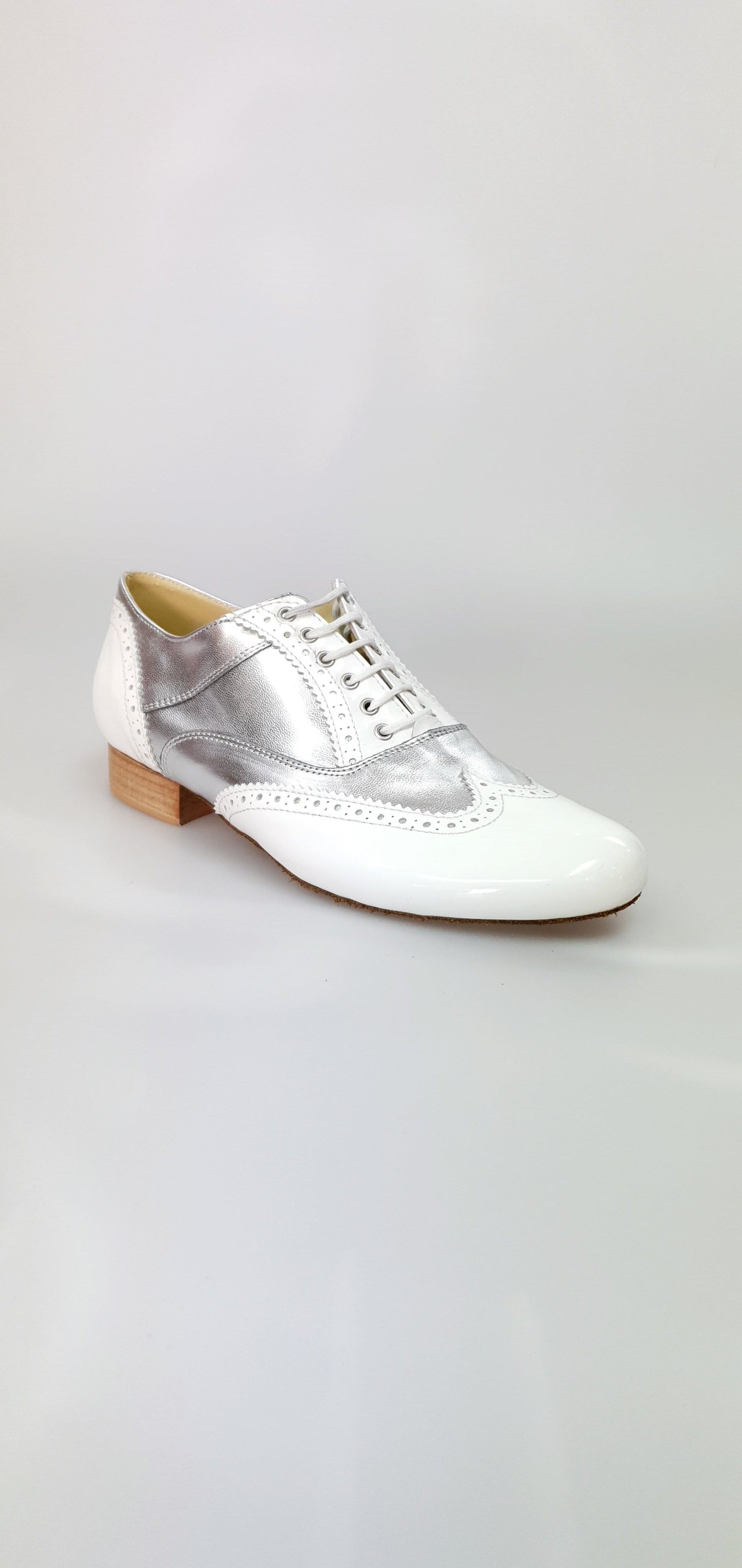 Scarpa Oxford Brogue bianca e pelle argento, forma tonda, modello Adone MS14, con coda di rondine, in vernice e pelle brillante.