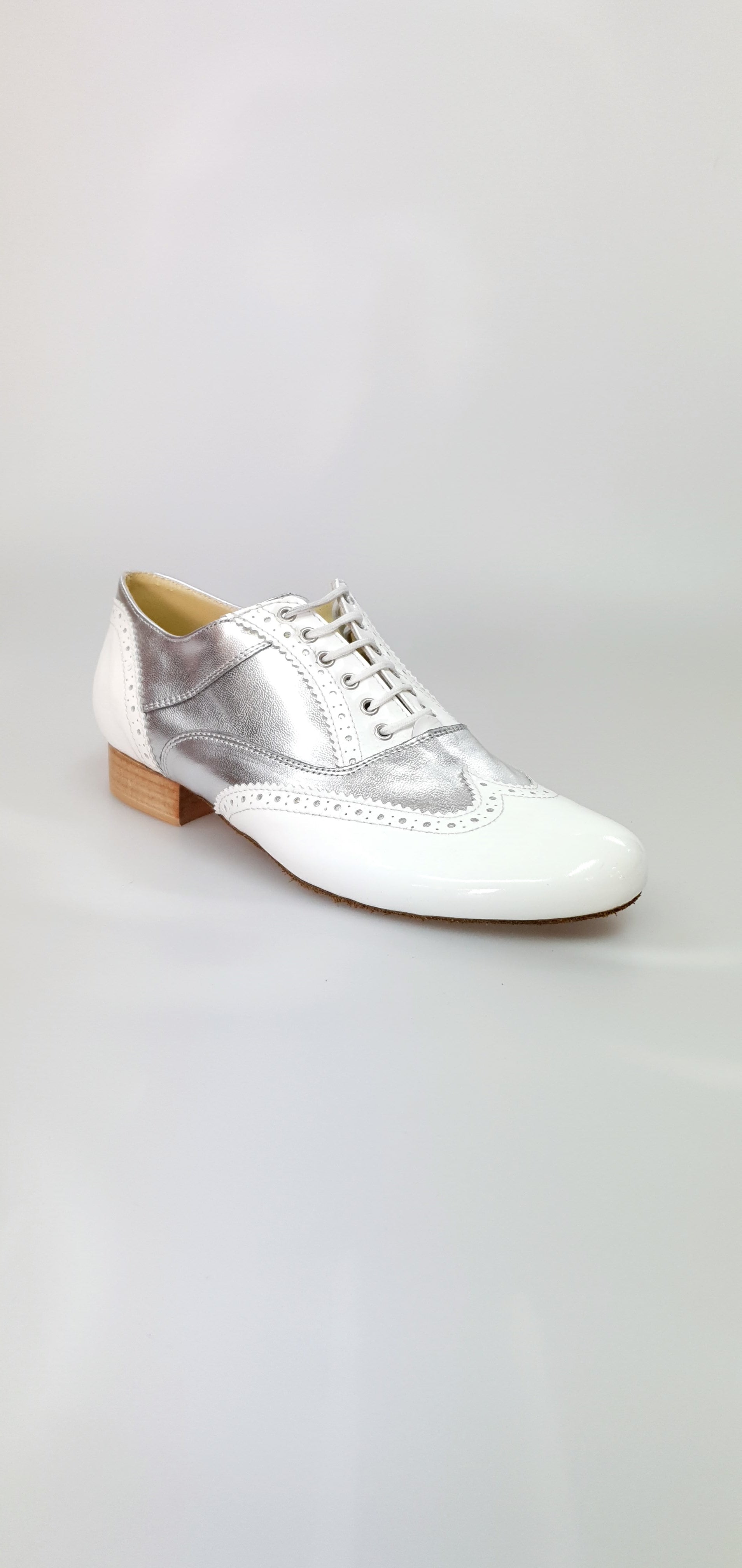 Scarpa Oxford Brogue bianca e pelle argento, forma tonda, modello Adone MS14, con coda di rondine, in vernice e pelle brillante.