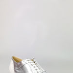 Carica immagine nella Galleria, Scarpa Oxford Brogue bianca e pelle argento, forma tonda, modello Adone MS14, con coda di rondine, in vernice e pelle brillante.
