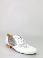 Carica immagine nella Galleria, Adone (MS14) - Stringata Coda di Rondine Mod. Oxford Brogue Scarpa in Vernice Bianca e Pelle Argento Forma Tonda Wish Dance Shop