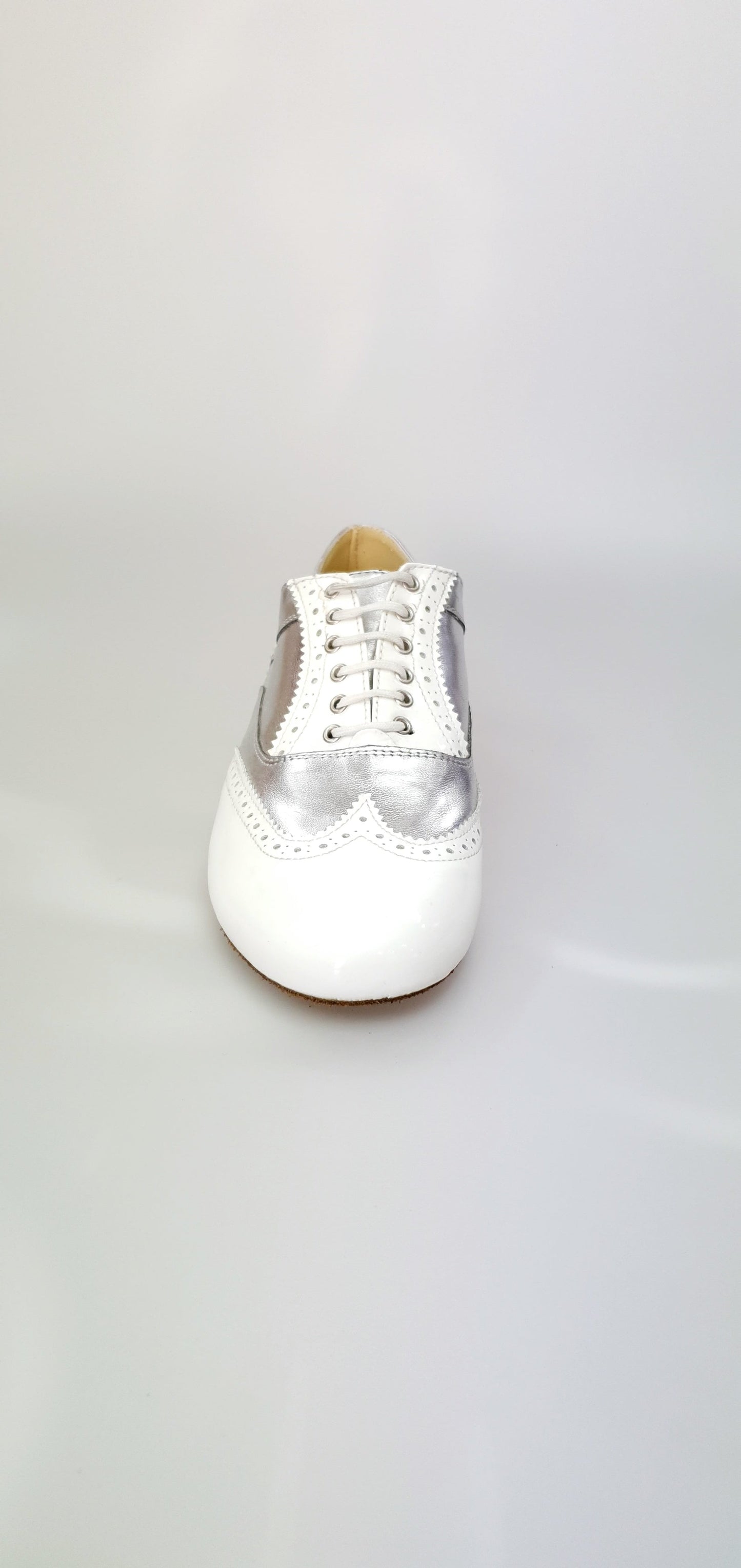 Scarpa stringata Adone MS14 in vernice bianca e pelle argento, stile Oxford Brogue con punta tonda, suola in cuoio.