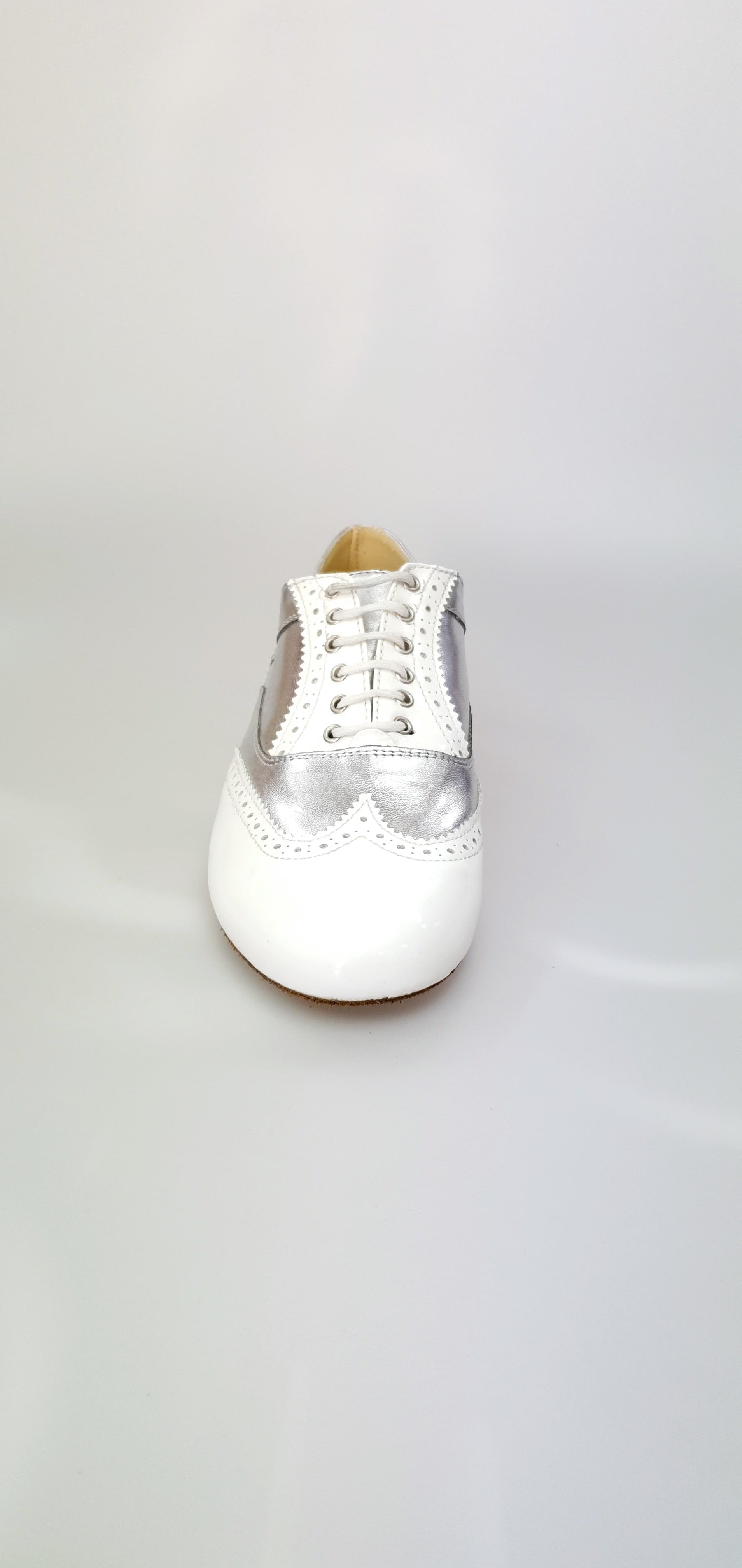 Scarpa stringata Adone MS14 in vernice bianca e pelle argento, stile Oxford Brogue con punta tonda, suola in cuoio.