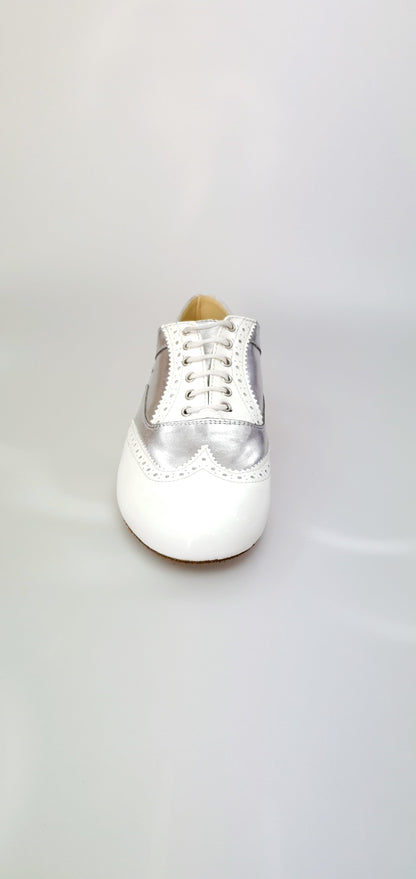 Scarpa stringata Adone MS14 in vernice bianca e pelle argento, stile Oxford Brogue con punta tonda, suola in cuoio.