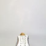 Carica immagine nella Galleria, Scarpa stringata Adone MS14 in vernice bianca e pelle argento, stile Oxford Brogue con punta tonda, suola in cuoio.

