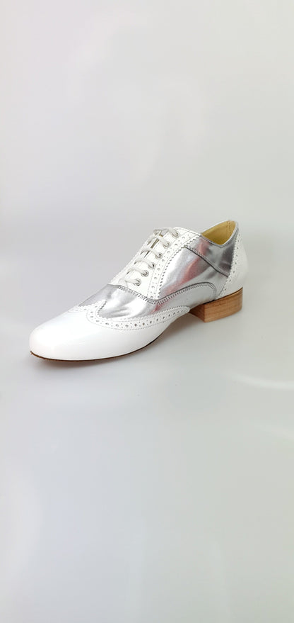 Scarpa stringata coda di rondine Wish Dance Shop in vernice bianca e pelle argento, forma tonda, stile Oxford Brogue.