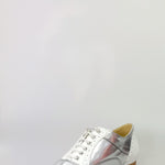 Carica immagine nella Galleria, Scarpa stringata coda di rondine Wish Dance Shop in vernice bianca e pelle argento, forma tonda, stile Oxford Brogue.
