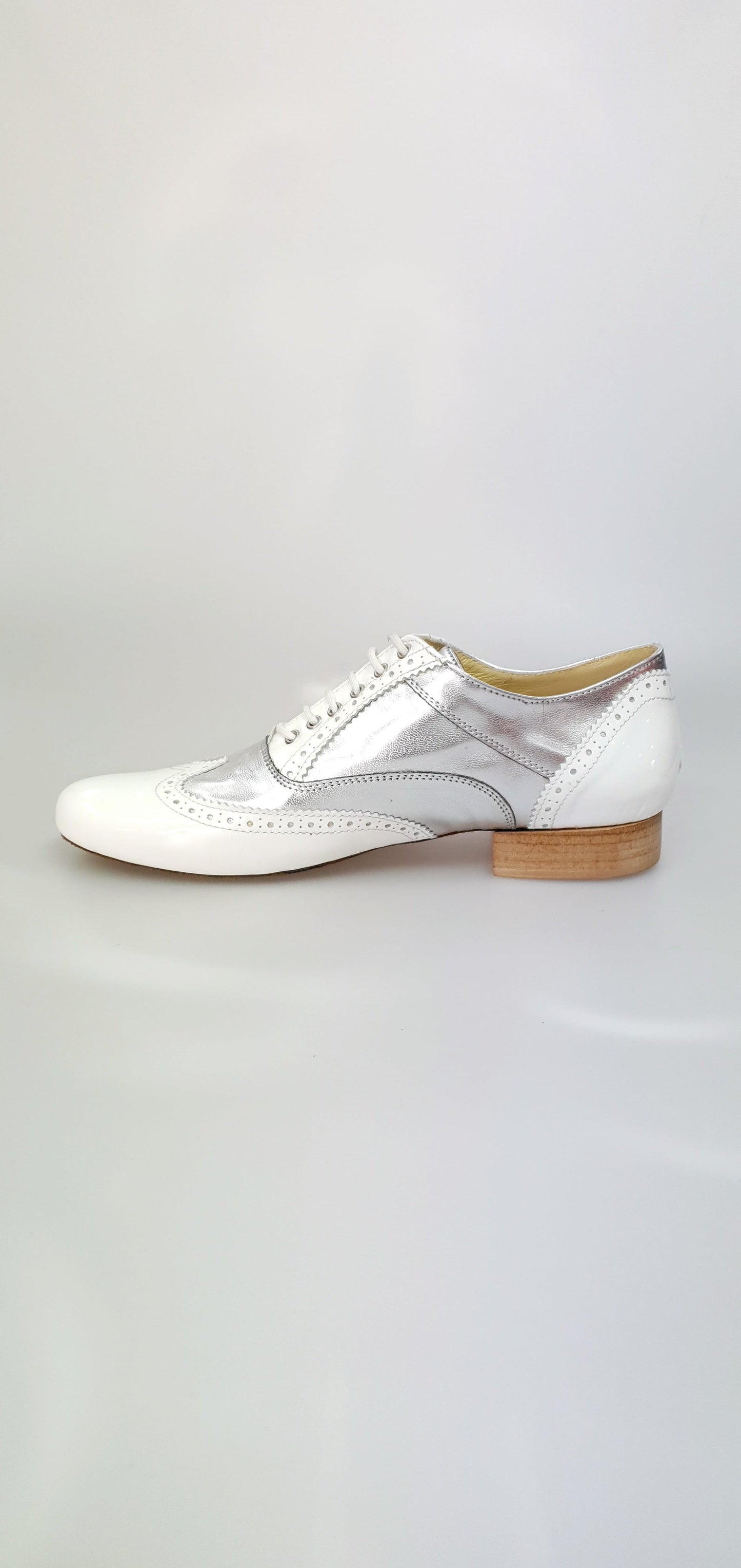 Scarpa stringata coda di rondine Wish Dance Shop in vernice bianca e pelle argento, forma tonda, stile Oxford Brogue.