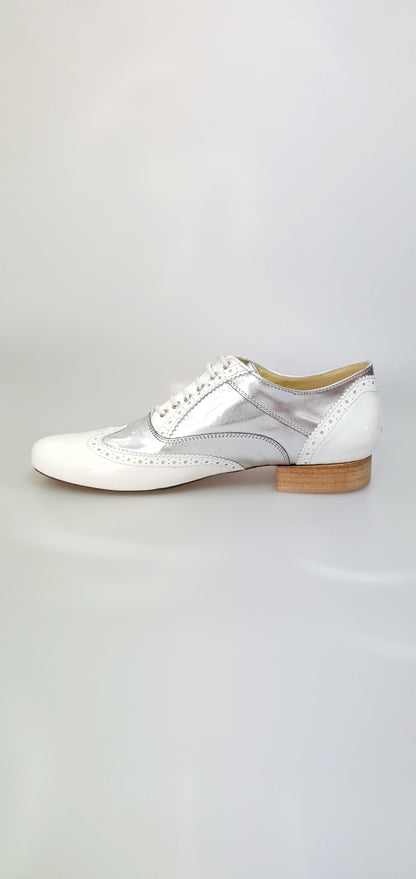 Scarpa stringata coda di rondine Wish Dance Shop in vernice bianca e pelle argento, forma tonda, stile Oxford Brogue.